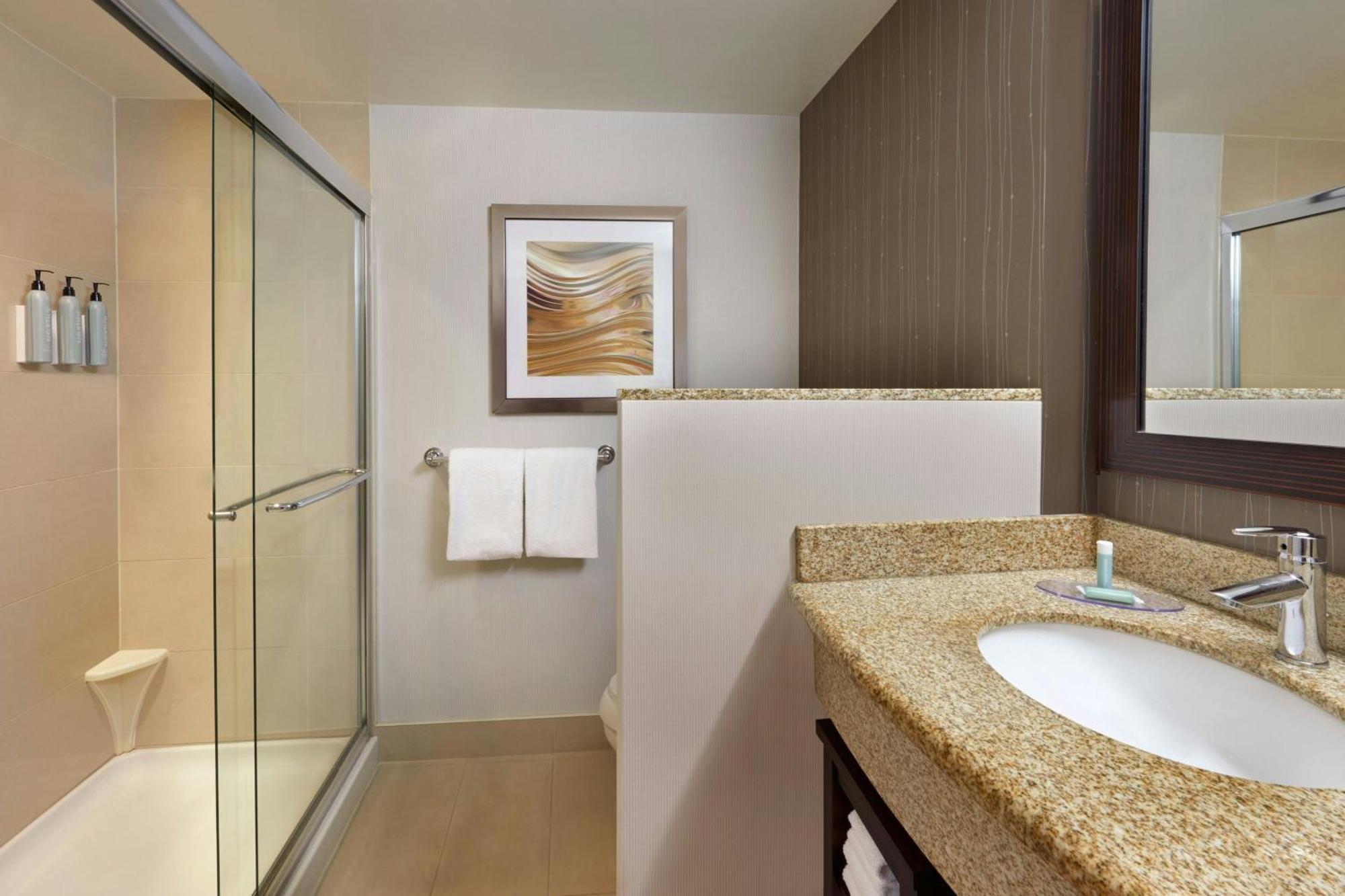 Hotel Courtyard By Marriott Kingston Highway 401 Exterior foto